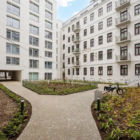 W Rytmie Nowej Pragi Chic By Bookinghost *